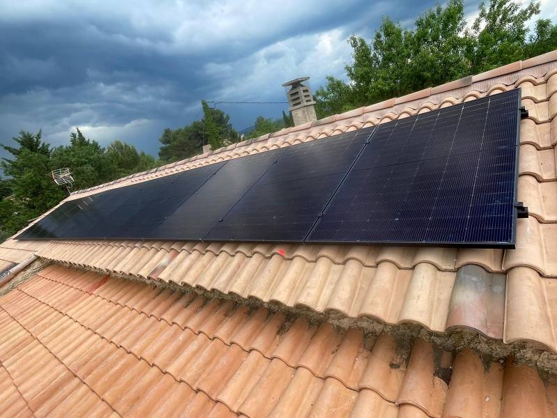 Installation de panneaux solaires photovoltaïques par nos équipes sur un logement à Montreuil en Ile de France