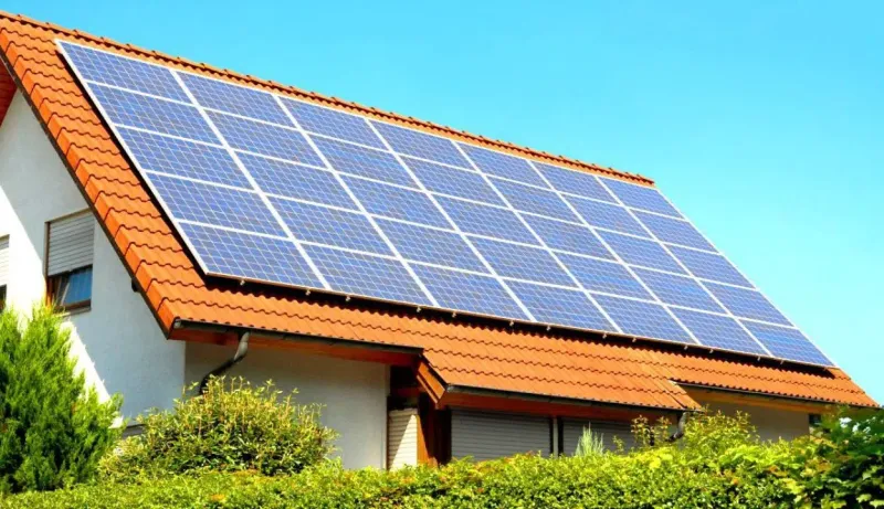 Un réel investissement d'installer des panneaux photovoltaïques sur le toit de sa maison à Montreuil en Île-de-France